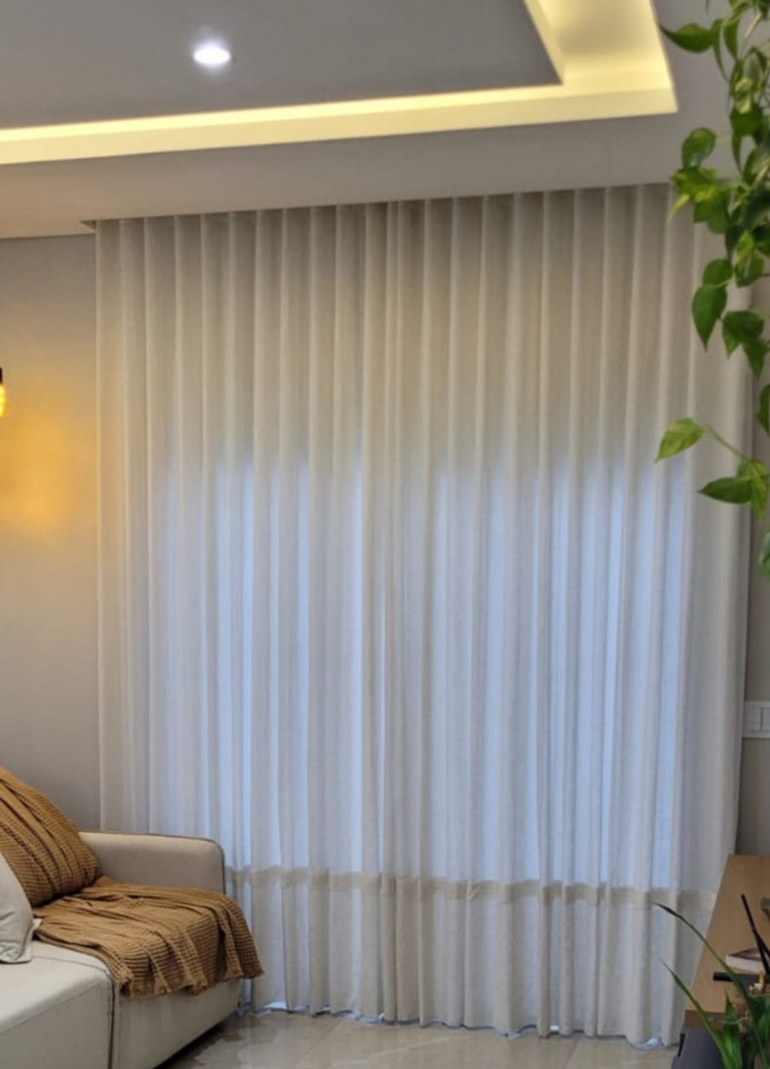 Cortinas em voil na sala de estar